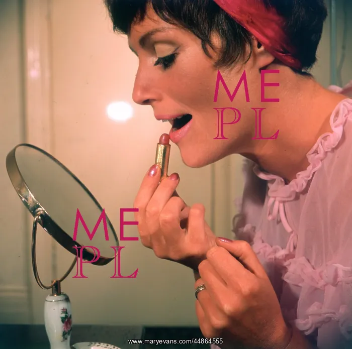 : APPLYING LIPSTICK : APPLYING LIPSTICK