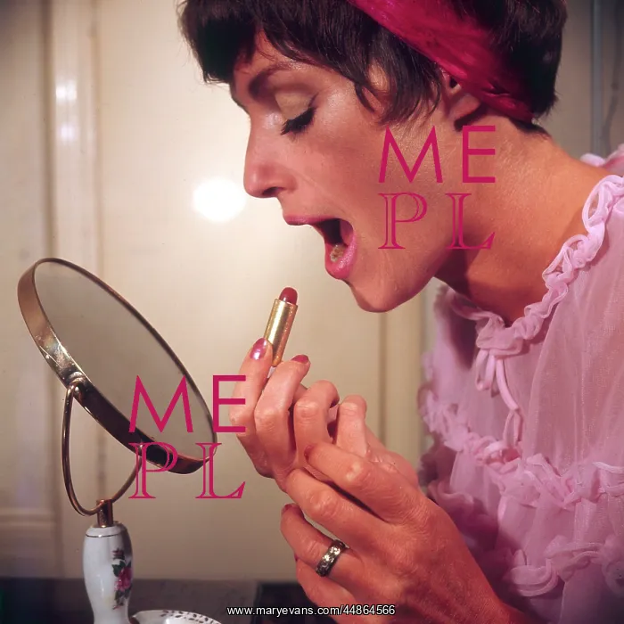 : APPLYING LIPSTICK : APPLYING LIPSTICK