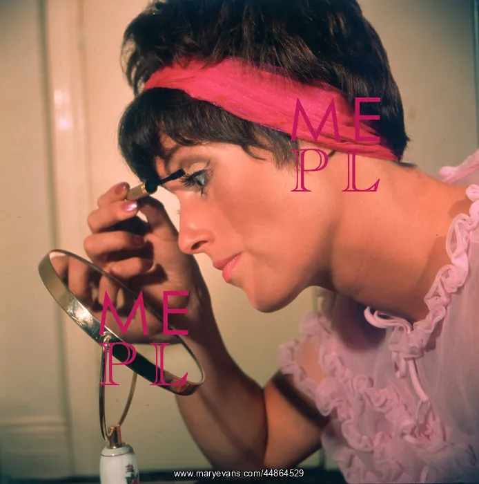 : APPLYING MASCARA 1960S : APPLYING MASCARA 1960S