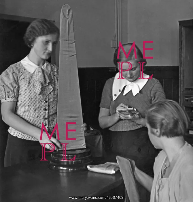: Apprenticeship as a saleswoman : Apprenticeship as a saleswoman