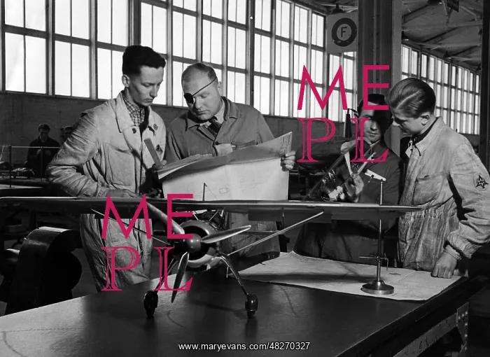 : Apprenticeship training in the defence industry, 1940 : Apprenticeship training in the defence industry, 1940