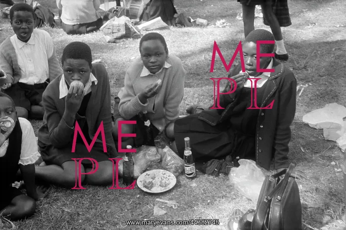 : April 2 1967 - Children eating during Rand Easter Show : April 2 1967 - Children eating during Rand Easter Show