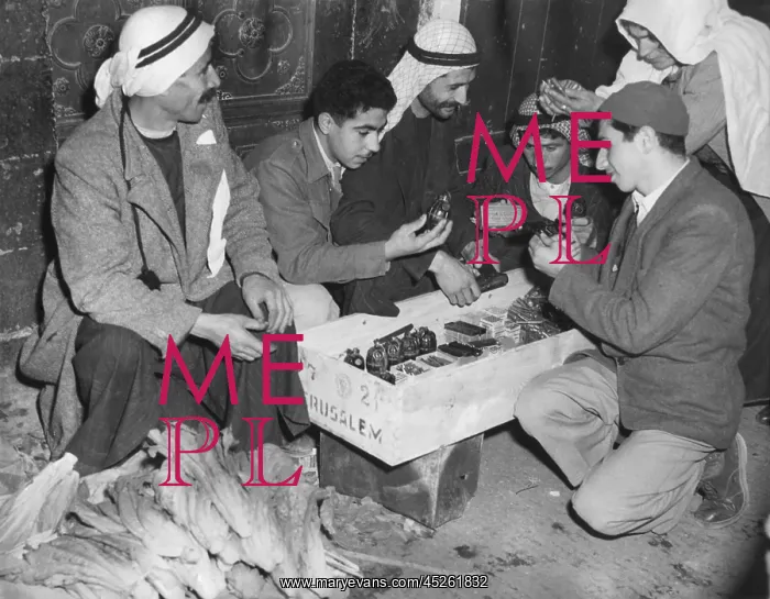 : Arab Palestinians examine weapons in a Jerusalem : Arab Palestinians examine weapons in a Jerusalem