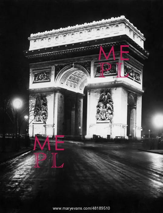 : Arc de Triomphe de l'Etoile at night, 1928 : Arc de Triomphe de l'Etoile at night, 1928