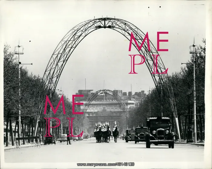 : Arches in The Mall, London, for the Coronation : Arches in The Mall, London, for the Coronation