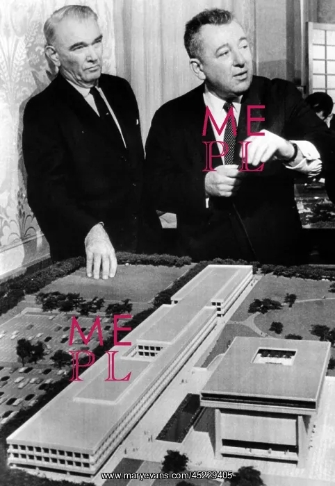 : Architect Gordon Bunshaft (right) unveiling ? : Architect Gordon Bunshaft (right) unveiling ?