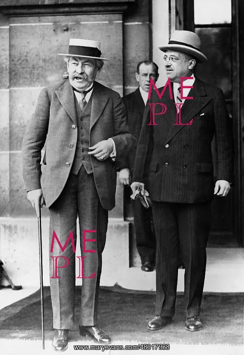 : Aristide Briand and Andre Tardieu in front of Quai d'Orsay : Aristide Briand and Andre Tardieu in front of Quai d'Orsay