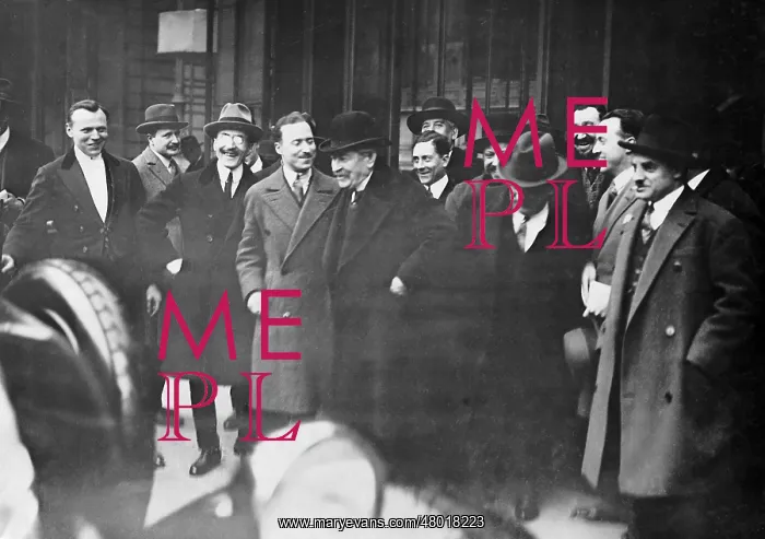 : Aristide Briand with his cabinet in front of the Elysee Pala : Aristide Briand with his cabinet in front of the Elysee Pala
