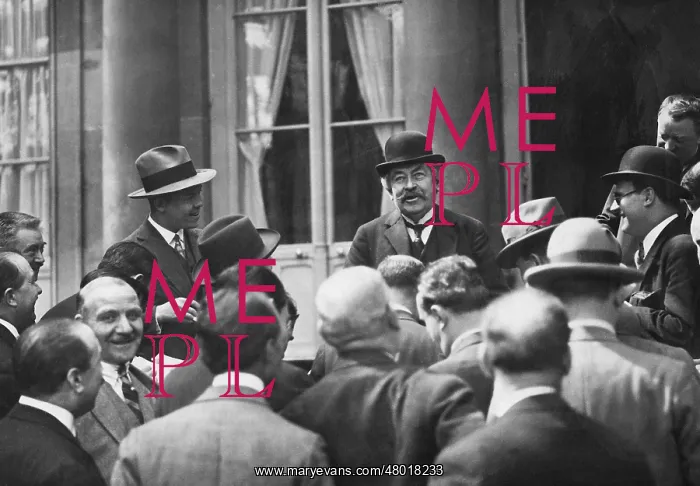 : Aristide Briand jokes with journalists, 1926 : Aristide Briand jokes with journalists, 1926