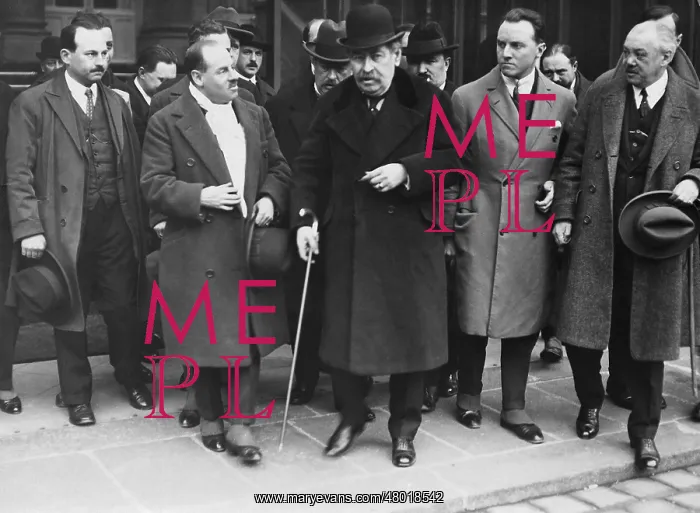: Aristide Briand with journalists, 1926 : Aristide Briand with journalists, 1926