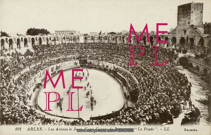 : Arles Amphitheatre on the day of a bullrun : Arles Amphitheatre on the day of a bullrun