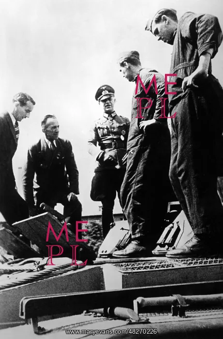  : Armament workers visiting the troops, 1942