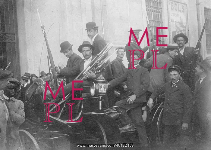 : Armed citizens during the revolution in Lisbon, 1910 : Armed citizens during the revolution in Lisbon, 1910
