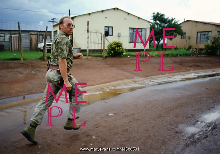 : Armed soldier of the South African Defence Force : Armed soldier of the South African Defence Force