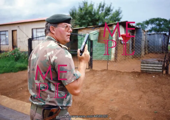 : Armed soldier of the South African Defence Force : Armed soldier of the South African Defence Force