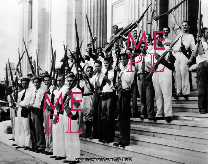: Armed students at the University of Havana ? : Armed students at the University of Havana ?