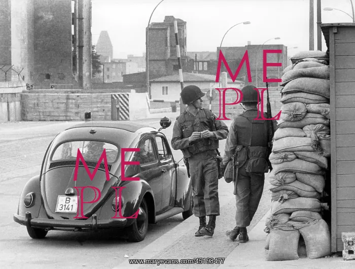 : Armored units of the US Army at Berlin checkpoint : Armored units of the US Army at Berlin checkpoint