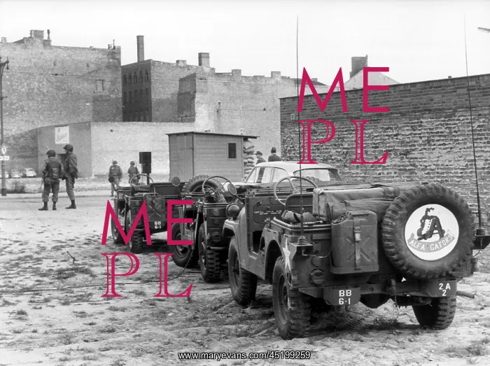 : Armored units of the US Army at Berlin checkpoint : Armored units of the US Army at Berlin checkpoint