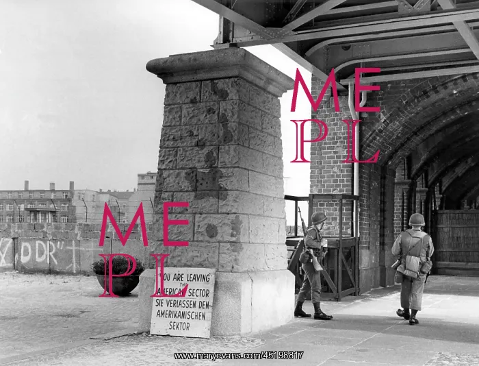 : Armoured units of the US Army at Berlin checkpoint Oberbaumb : Armoured units of the US Army at Berlin checkpoint Oberbaumb