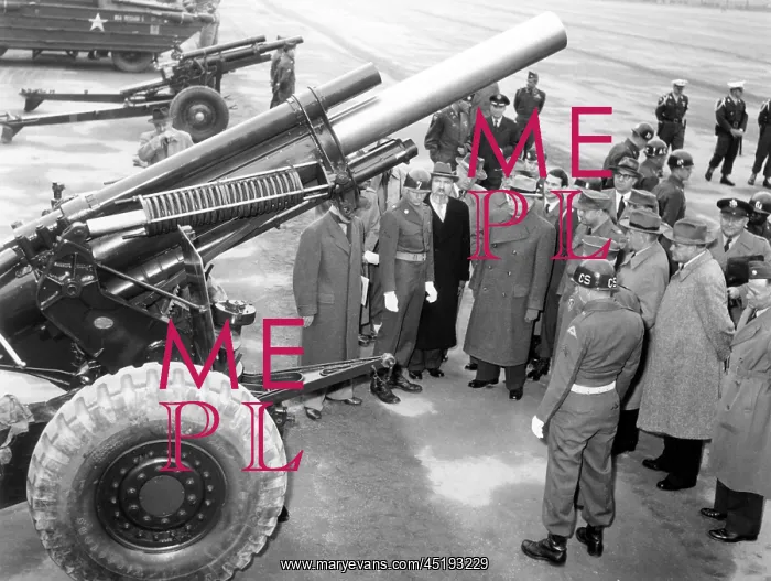  : Arms instruction of the US Army in front of Bavarian members