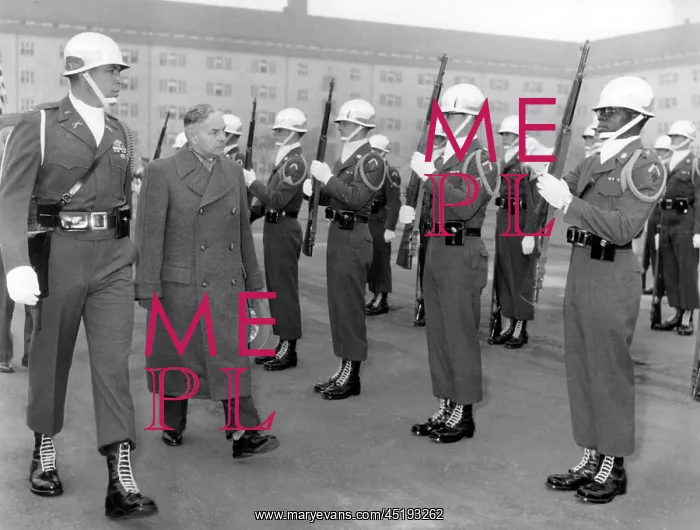 : Arms instruction of the US Army in front of Bavarian members : Arms instruction of the US Army in front of Bavarian members