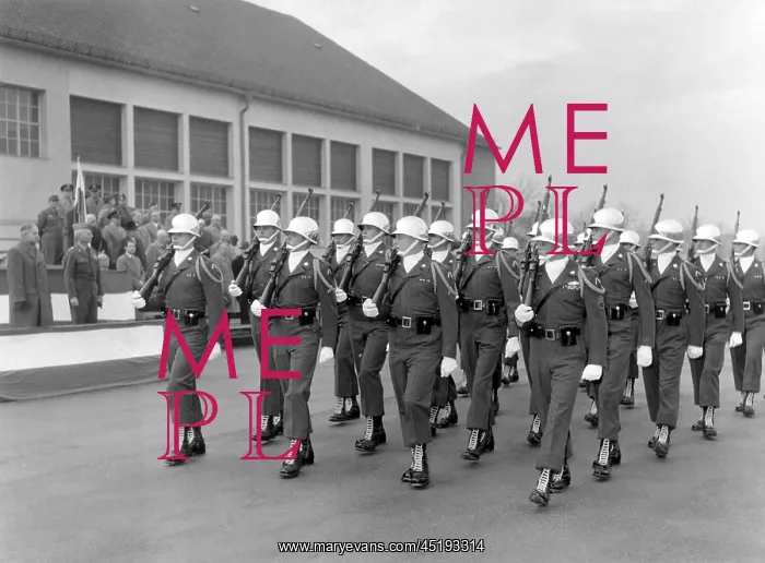 : Arms instruction of the US Army in front of Bavarian members : Arms instruction of the US Army in front of Bavarian members