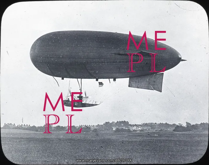 : Army airship 'Beta', side view in flight : Army airship 'Beta', side view in flight
