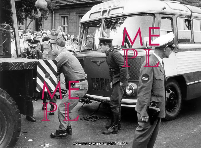 : US Army helps Soviet soldiers after breakdown in West Berlin : US Army helps Soviet soldiers after breakdown in West Berlin
