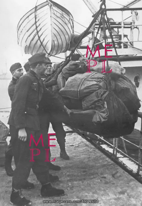 : Army postal service is unloaded in Hammerfest, 1941 : Army postal service is unloaded in Hammerfest, 1941
