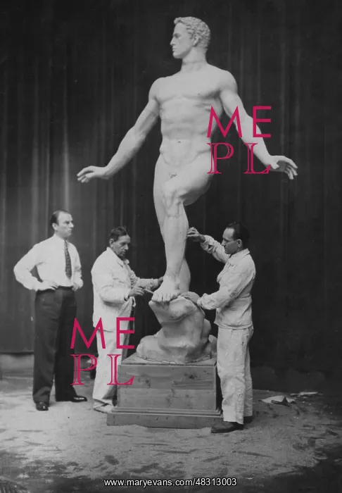 : Arno Breker in Paris, 1942 : Arno Breker in Paris, 1942