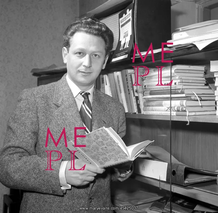: Arnost Lustig with his novel - novelist : Arnost Lustig with his novel - novelist