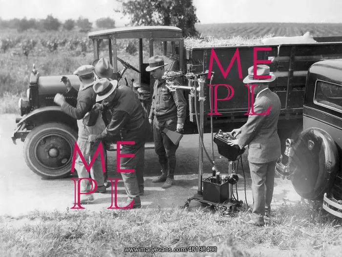 : Arresting a smuggler of alcohol at the time of Prohibition i : Arresting a smuggler of alcohol at the time of Prohibition i