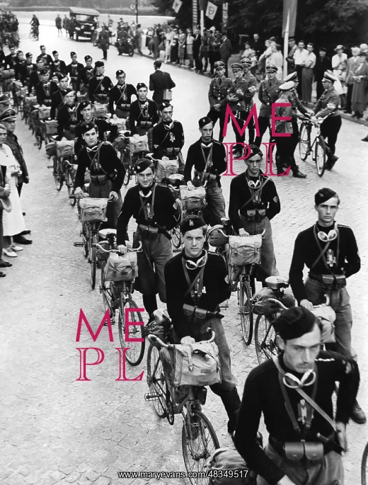 : Arrival of a delegation of the fascist youth : Arrival of a delegation of the fascist youth