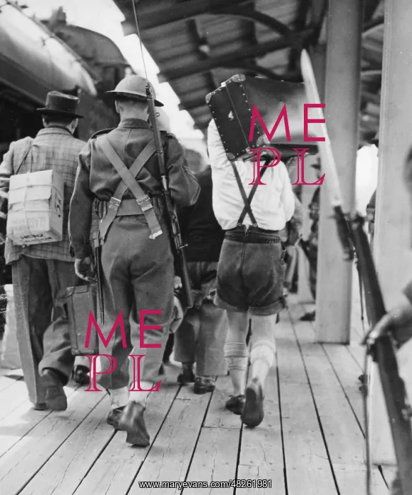 : Arrival of German prisoners of war in Quebec, 1940 : Arrival of German prisoners of war in Quebec, 1940