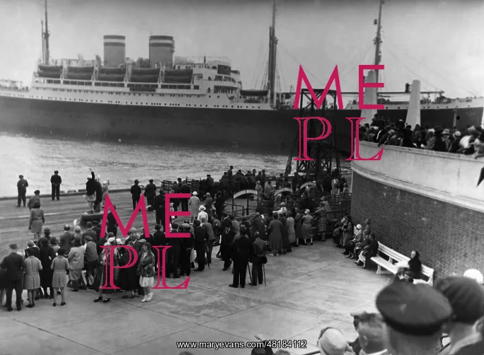 : Arrival of an immigrant ship : Arrival of an immigrant ship