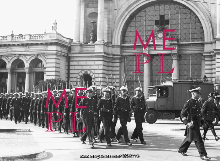: Arrival of the Skagerrak Guard at Lehrter Bahnhof : Arrival of the Skagerrak Guard at Lehrter Bahnhof