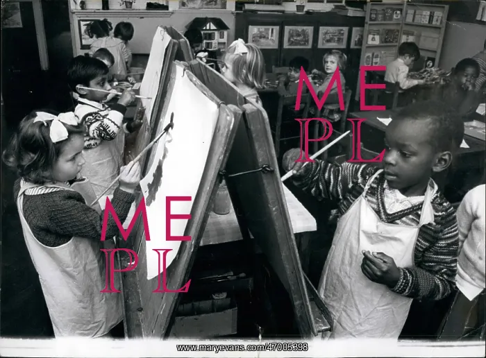 : Art class at a primary school in Southall, Middlesex : Art class at a primary school in Southall, Middlesex