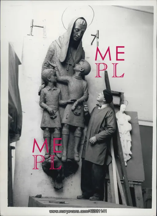 : Arthur Fleischmann with St Benedict sculpture for Scotland : Arthur Fleischmann with St Benedict sculpture for Scotland