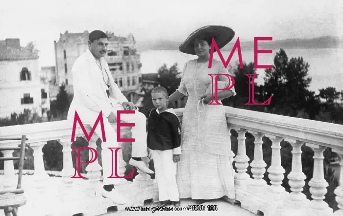 : Arthur Koestler with his family : Arthur Koestler with his family