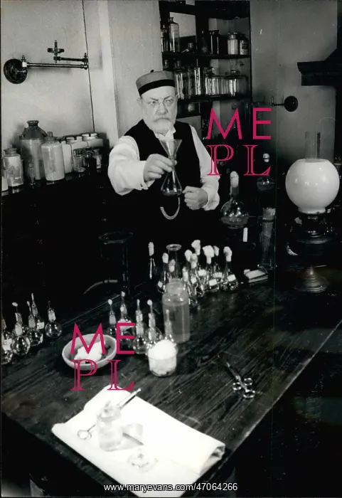 : Arthur Lowe as Louis Pasteur in BBC TV series : Arthur Lowe as Louis Pasteur in BBC TV series