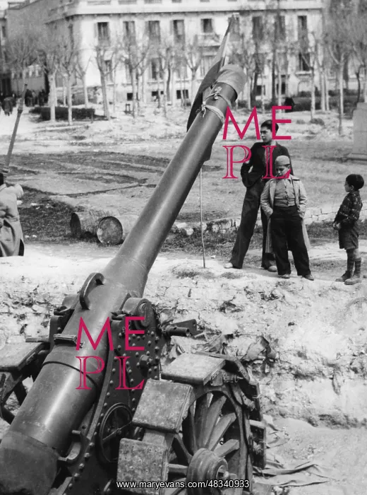 : Artillery gun in Madrid, 1939 : Artillery gun in Madrid, 1939