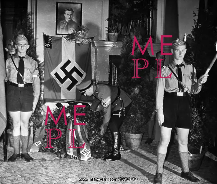 : Artur Axmann commemorates the murdered Hitlerjunge : Artur Axmann commemorates the murdered Hitlerjunge