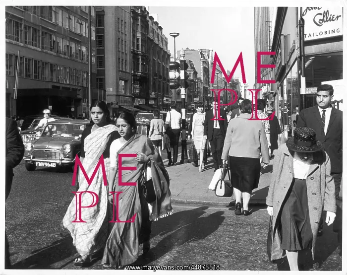 : ASIANS IN OXFORD ST : ASIANS IN OXFORD ST