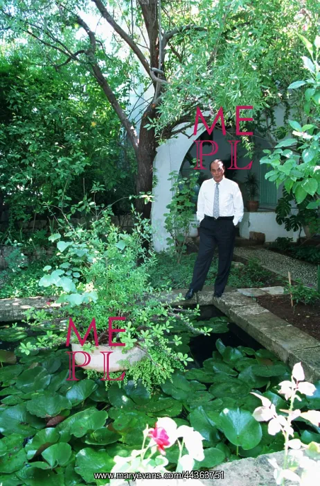 : Asil Nadir In The Garden Of : Asil Nadir In The Garden Of