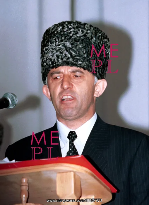 : Aslan Maskhadov addresses the audience at the : Aslan Maskhadov addresses the audience at the