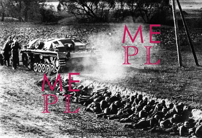 : Assault gun and infantry of the Wehrmacht on the Eastern : Assault gun and infantry of the Wehrmacht on the Eastern