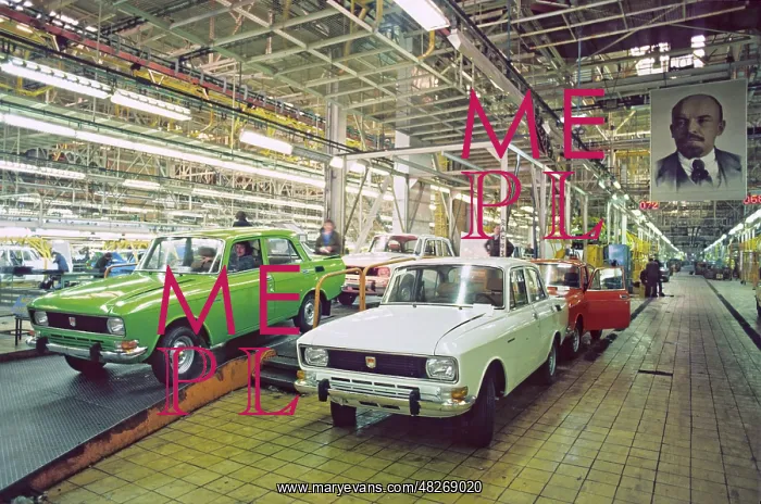 : Assembling line of AZLK plant, 1979 : Assembling line of AZLK plant, 1979