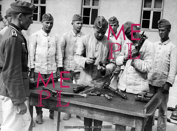 : Assembling a machine gun, 1940 : Assembling a machine gun, 1940