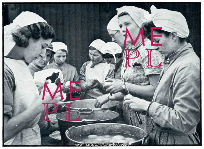 : ATS women learning to cook, 1939 : ATS women learning to cook, 1939