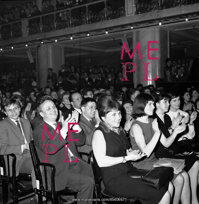 : Audience - applauding - Louis Armstrong - jazz : Audience - applauding - Louis Armstrong - jazz